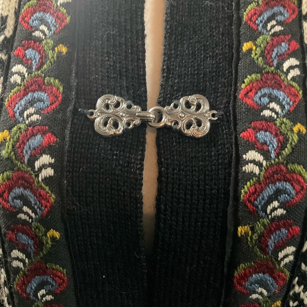 “Scandinavian” Style Embroidered Hook And Eye Closure Long Sleeved Sweater. - Picture 4 of 14